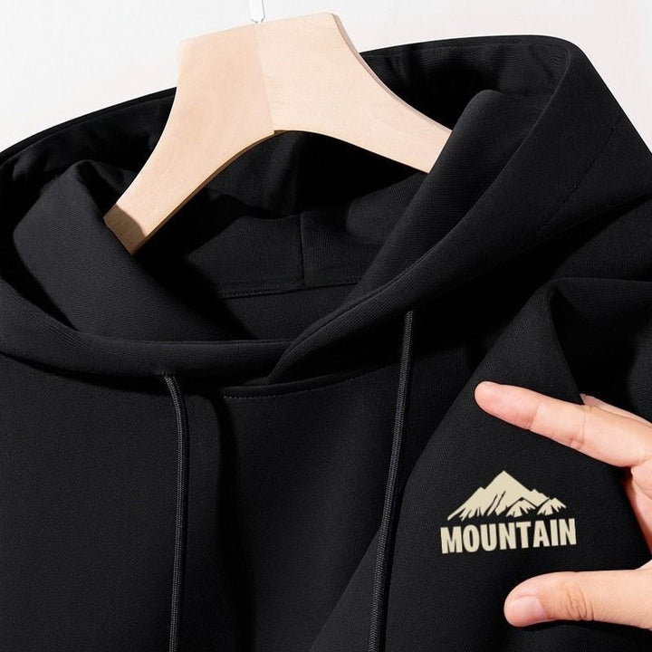 Kvinnors hoodie med modernt bergsmotiv och praktiska fickor Mirla-Eva Jonsson