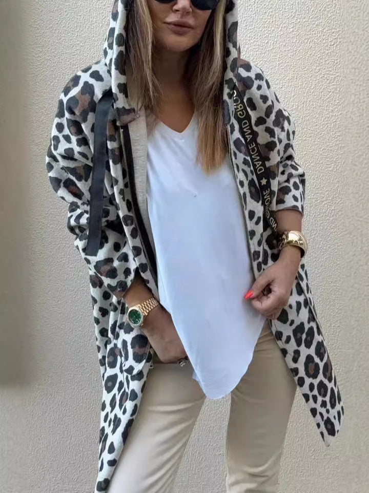 Kvinnors hoodie med modernt leopardmönster och praktiska fickor Mirla-Eva Jonsson