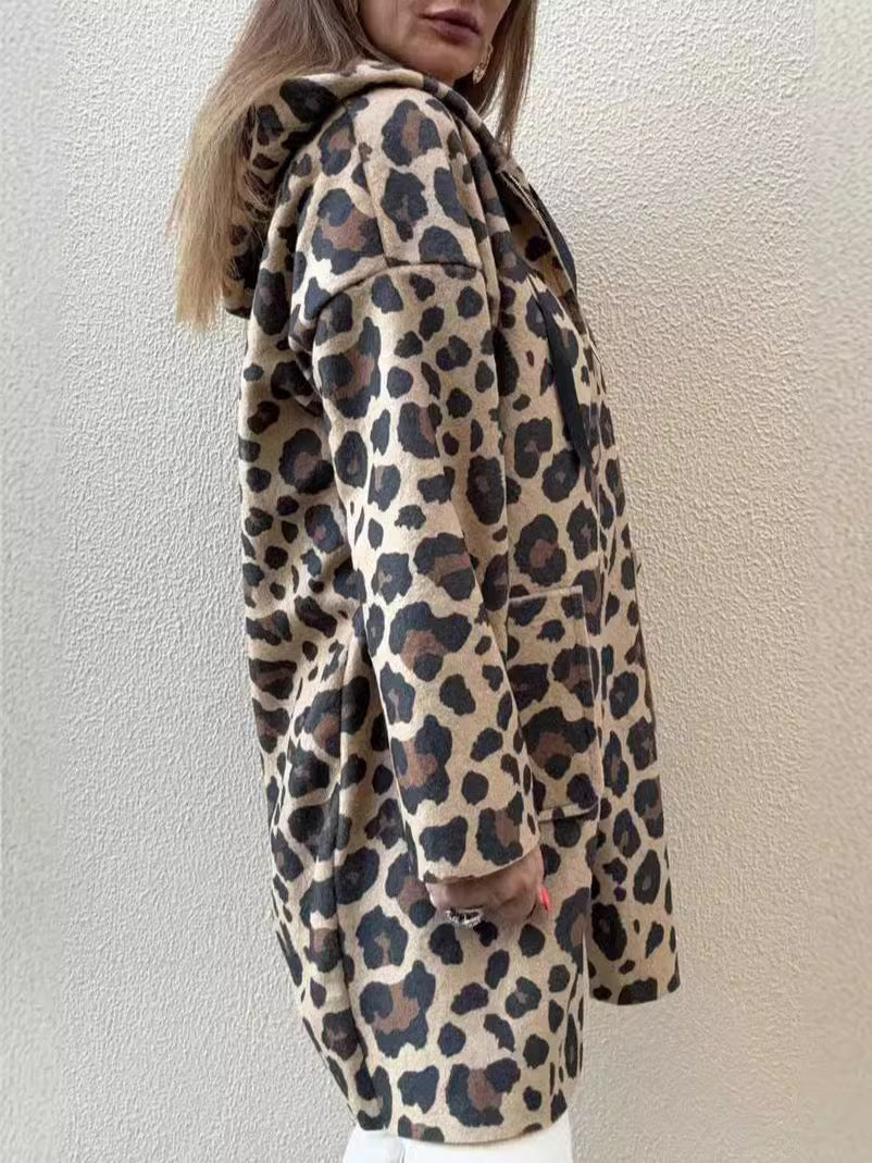 Kvinnors hoodie med modernt leopardmönster och praktiska fickor Mirla-Eva Jonsson