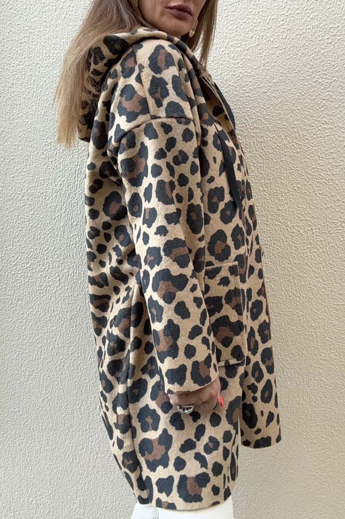 Kvinnors hoodie med modernt leopardmönster och praktiska fickor Mirla-Eva Jonsson