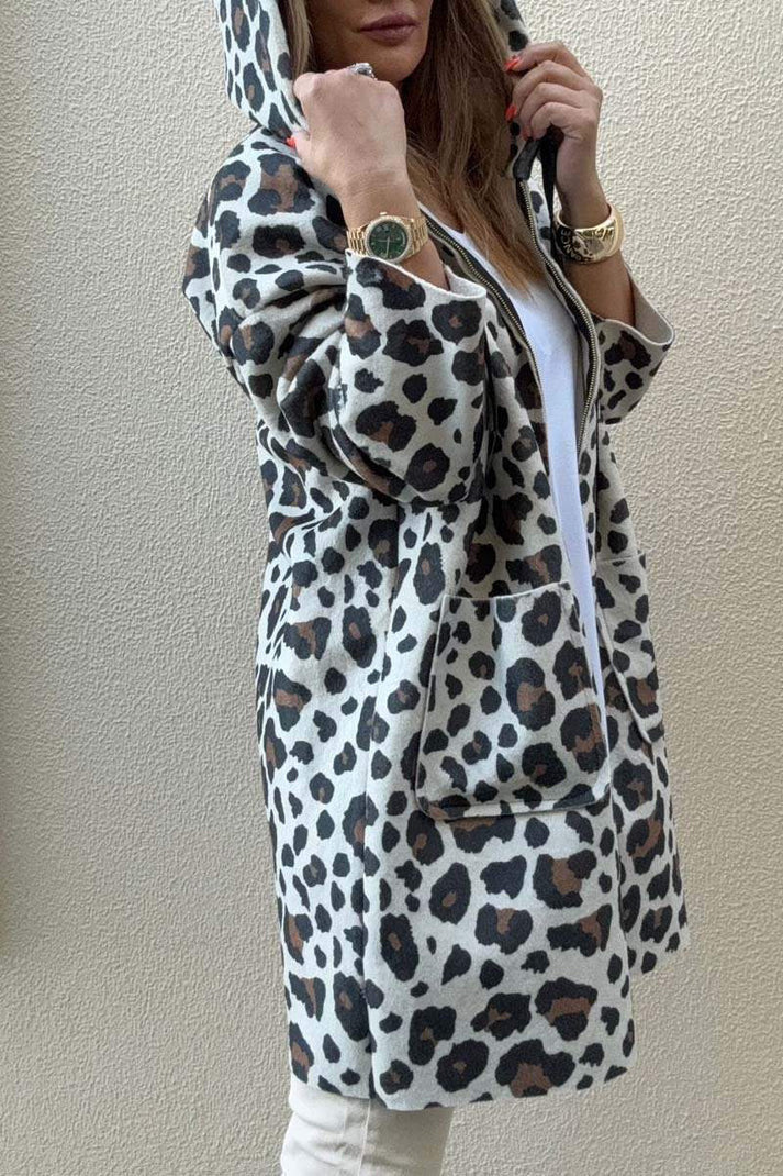 Kvinnors hoodie med modernt leopardmönster och praktiska fickor Mirla-Eva Jonsson