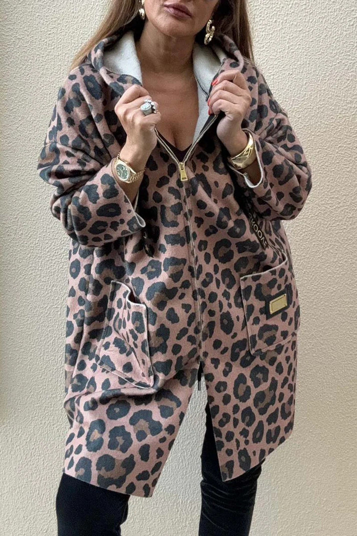 Kvinnors hoodie med modernt leopardmönster och praktiska fickor Mirla-Eva Jonsson