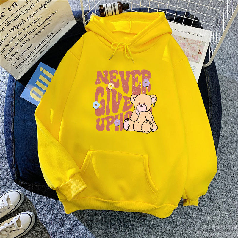 Kvinnors hoodie med motivationsdesign av björn Mirla-Eva Jonsson