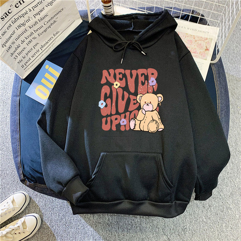 Kvinnors hoodie med motivationsdesign av björn Mirla-Eva Jonsson