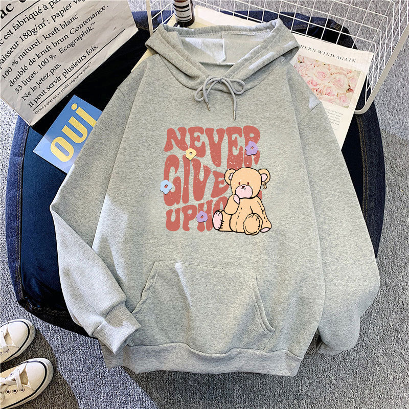 Kvinnors hoodie med motivationsdesign av björn Mirla-Eva Jonsson