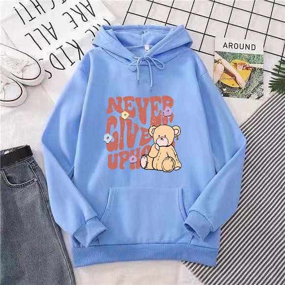 Kvinnors hoodie med motivationsdesign av björn Mirla-Eva Jonsson
