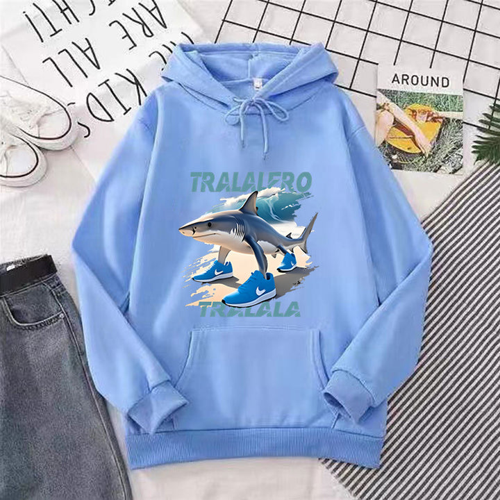 Kvinnors hoodie med rolig hajmotiv och grafiska element Mirla-Eva Jonsson