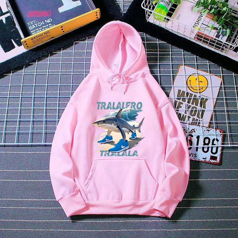 Kvinnors hoodie med rolig hajmotiv och grafiska element Mirla-Eva Jonsson