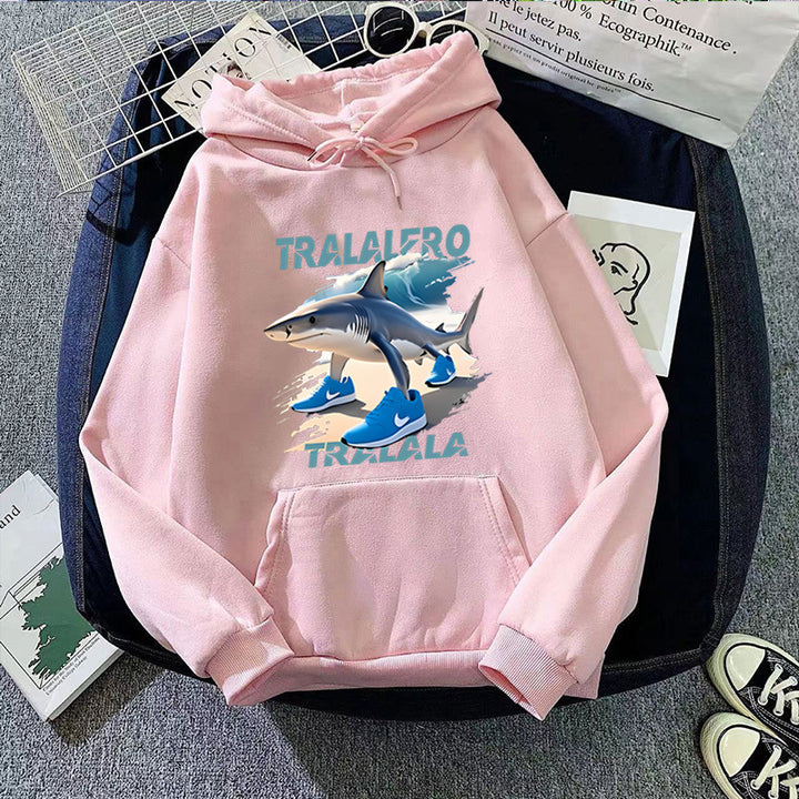Kvinnors hoodie med rolig hajmotiv och grafiska element Mirla-Eva Jonsson