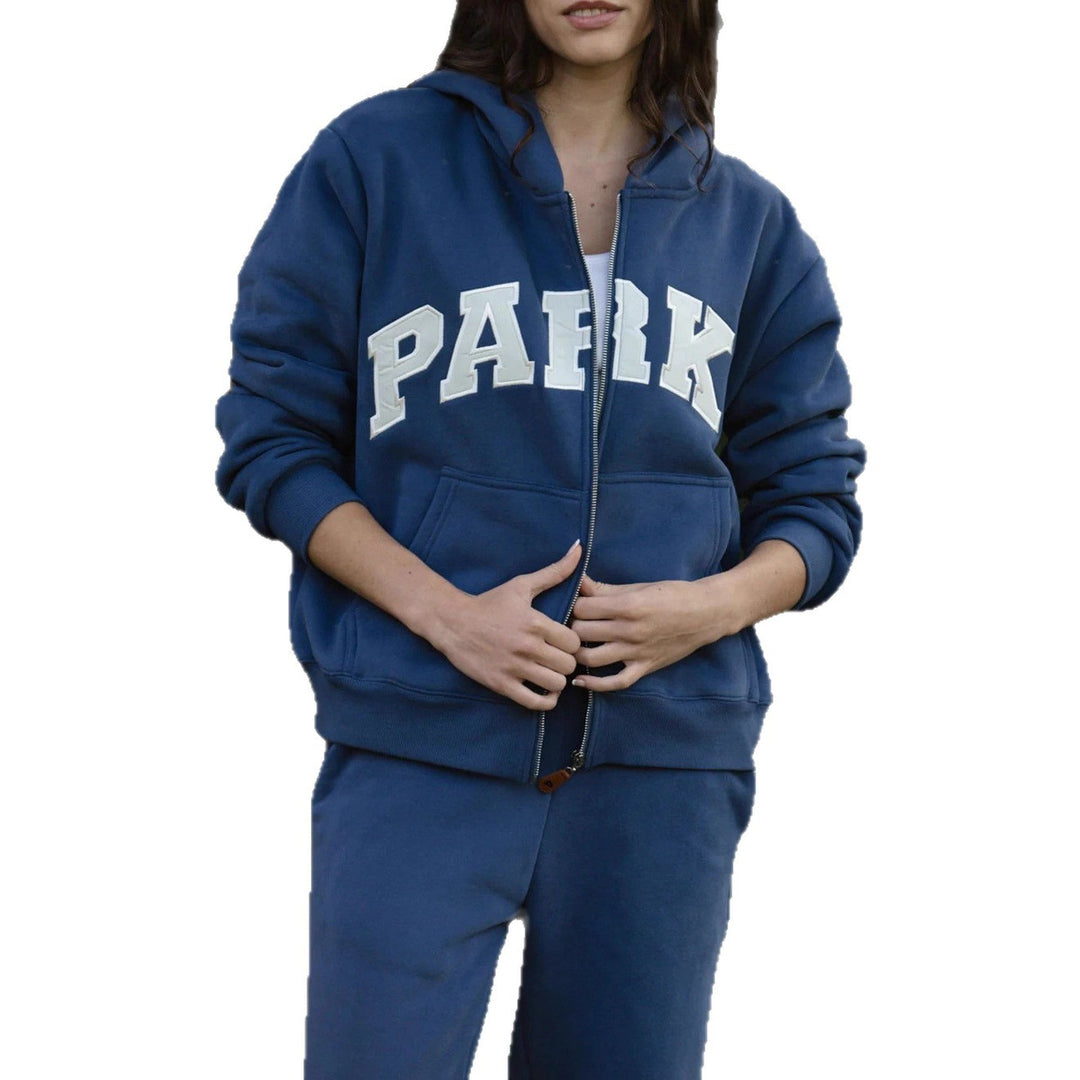 Kvinnors hoodie med slående bokstäver och mjukt innerfoder Mirla-Eva Jonsson