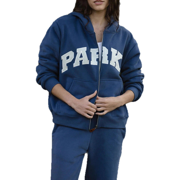 Kvinnors hoodie med slående bokstäver och mjukt innerfoder Mirla-Eva Jonsson
