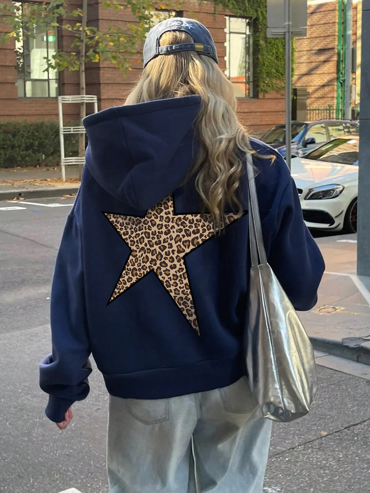 Kvinnors hoodie med slående leopardstjärndesign Mirla-Eva Jonsson