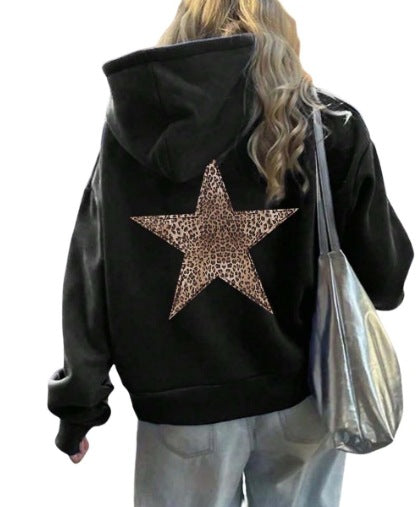 Kvinnors hoodie med slående leopardstjärndesign Mirla-Eva Jonsson