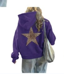 Kvinnors hoodie med slående leopardstjärndesign Mirla-Eva Jonsson