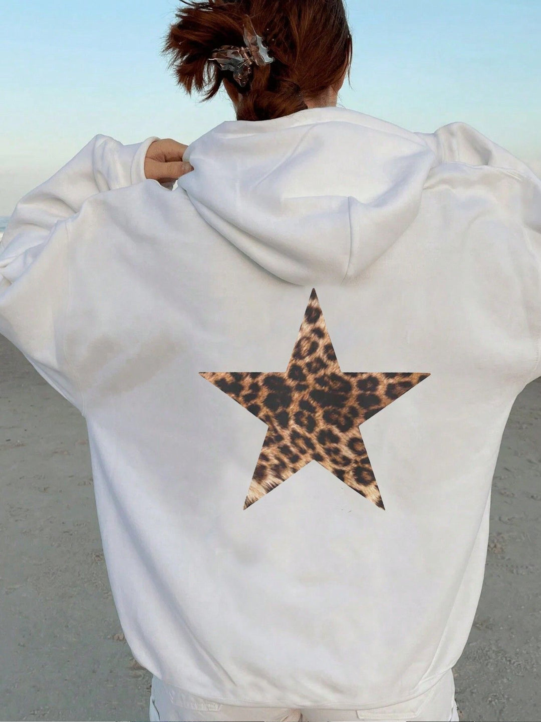 Kvinnors hoodie med slående leopardstjärndesign Mirla-Eva Jonsson