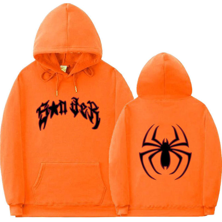 Kvinnors hoodie med slående spidermotiv och grov text Mirla-Eva Jonsson