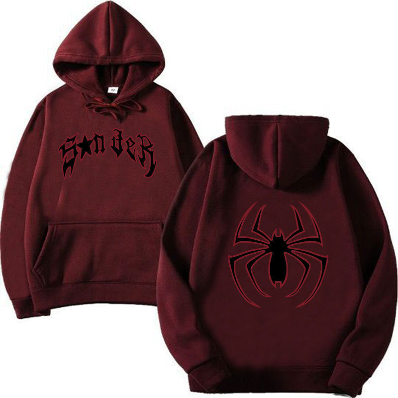 Kvinnors hoodie med slående spidermotiv och grov text Mirla-Eva Jonsson