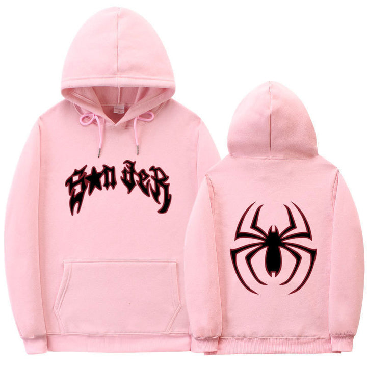 Kvinnors hoodie med slående spidermotiv och grov text Mirla-Eva Jonsson