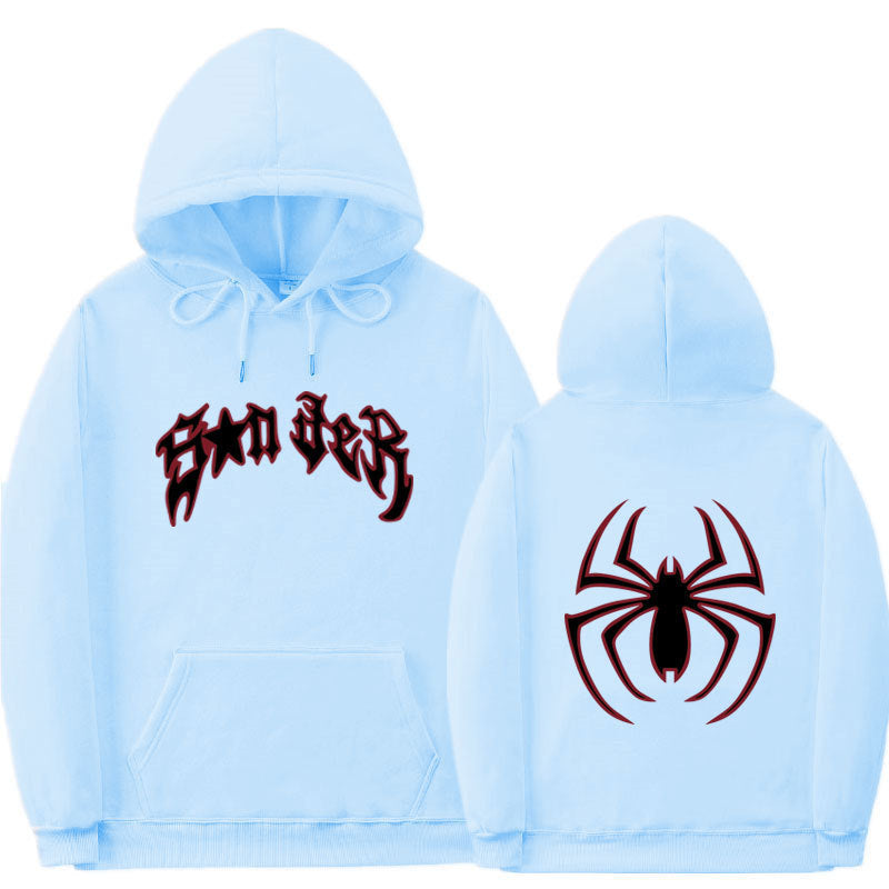 Kvinnors hoodie med slående spidermotiv och grov text Mirla-Eva Jonsson
