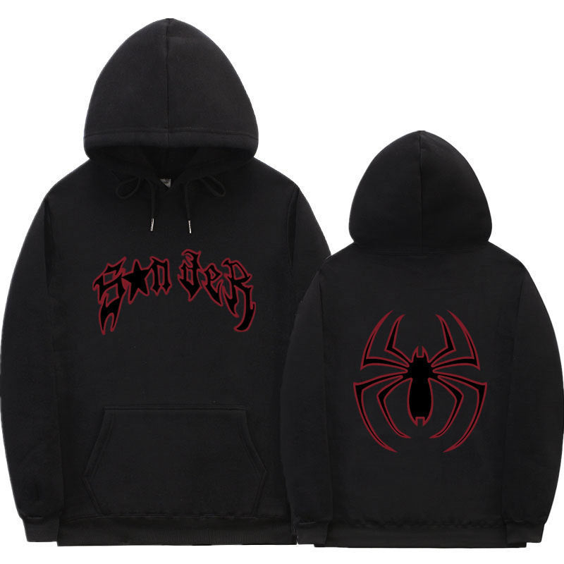 Kvinnors hoodie med slående spidermotiv och grov text Mirla-Eva Jonsson