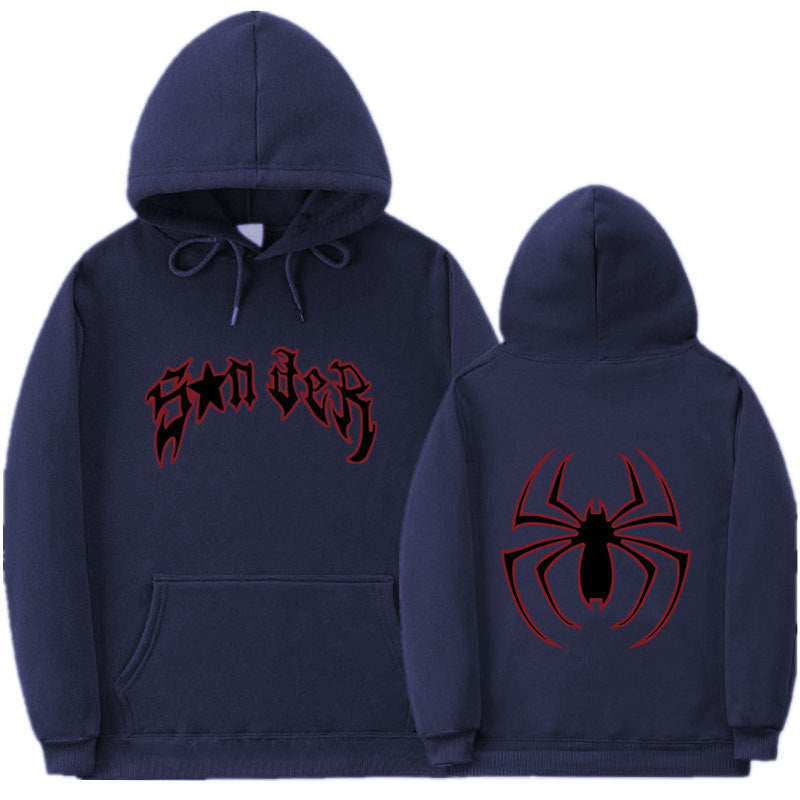 Kvinnors hoodie med slående spidermotiv och grov text Mirla-Eva Jonsson