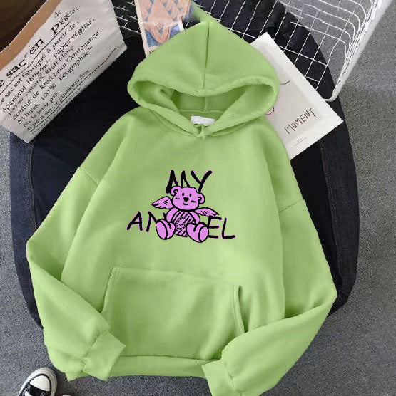 Kvinnors hoodie med söt ängelbjörn design Mirla-Eva Jonsson