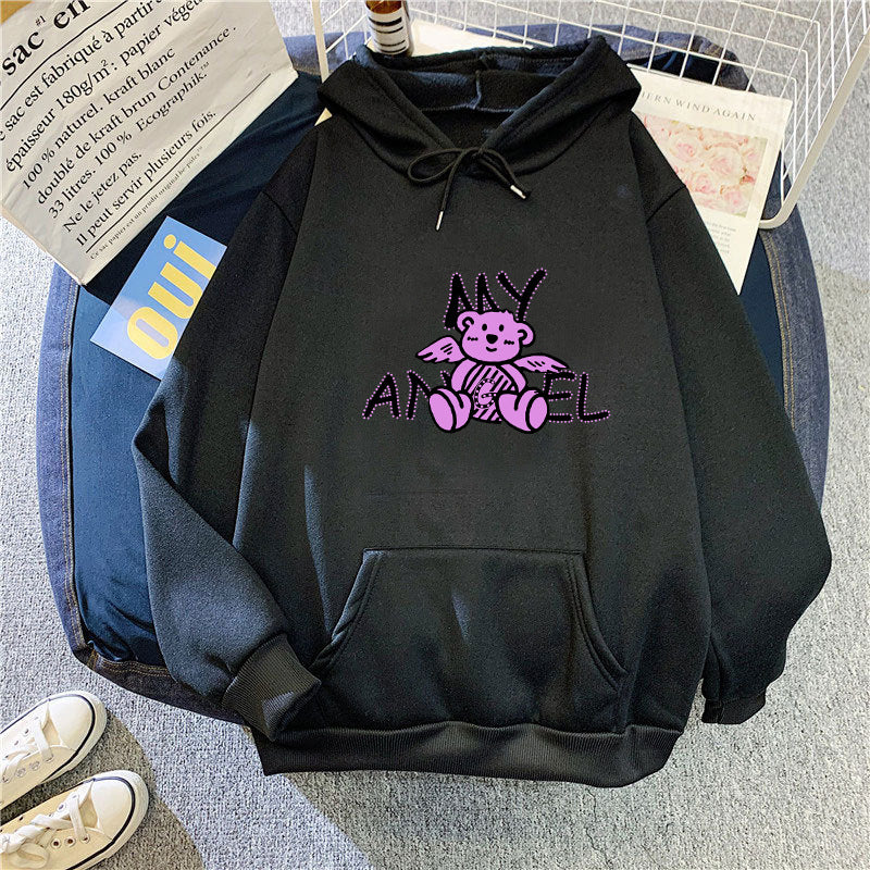 Kvinnors hoodie med söt ängelbjörn design Mirla-Eva Jonsson