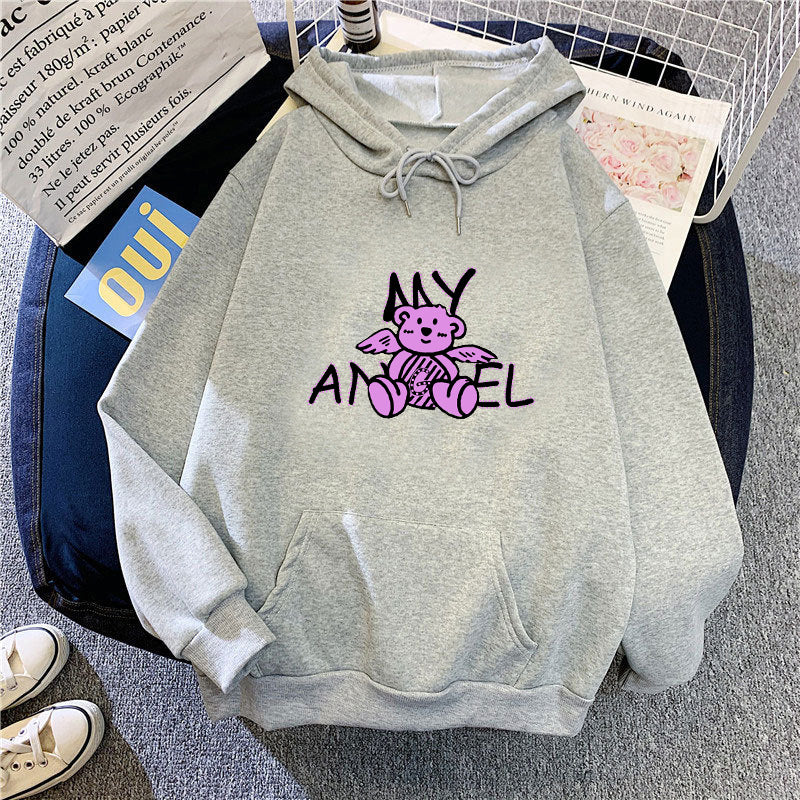 Kvinnors hoodie med söt ängelbjörn design Mirla-Eva Jonsson