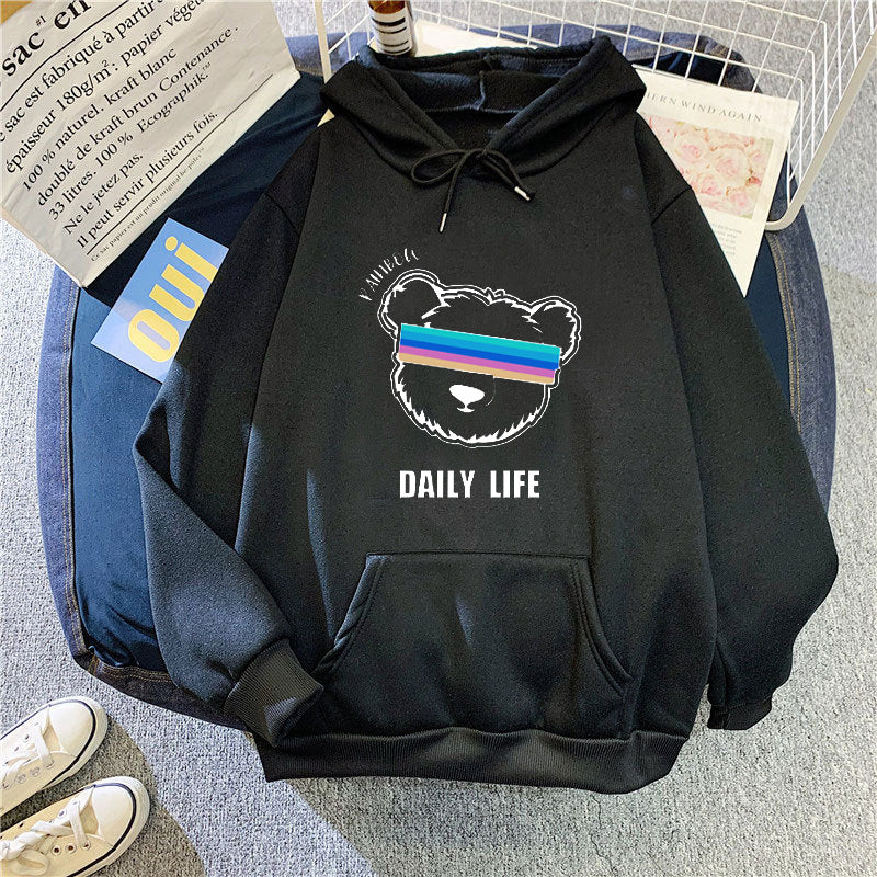 Kvinnors hoodie med stilfullt björnmotiv Mirla-Eva Jonsson