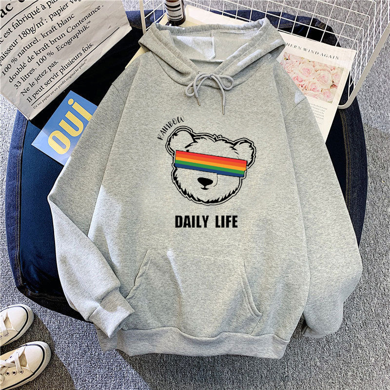 Kvinnors hoodie med stilfullt björnmotiv Mirla-Eva Jonsson