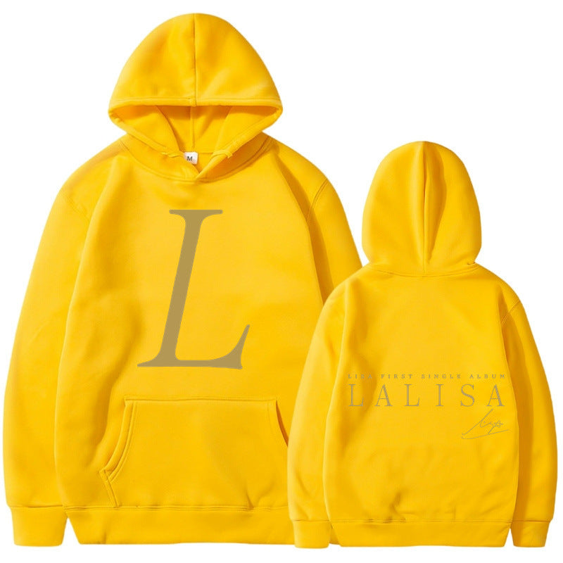 Kvinnors hoodie med stiliga initialtryck och generös känguruficka Mirla-Eva Jonsson