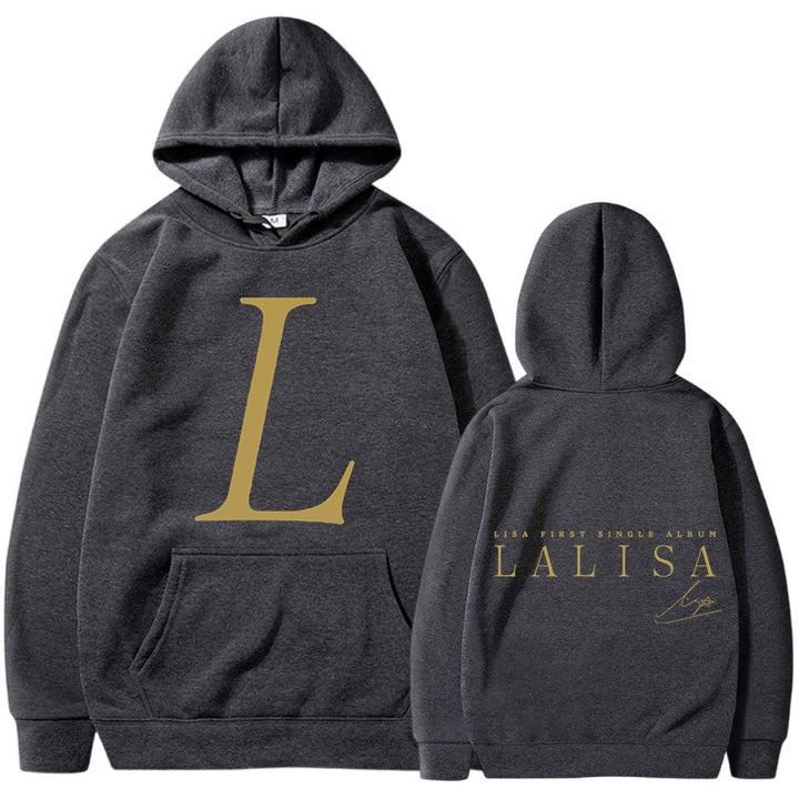 Kvinnors hoodie med stiliga initialtryck och generös känguruficka Mirla-Eva Jonsson