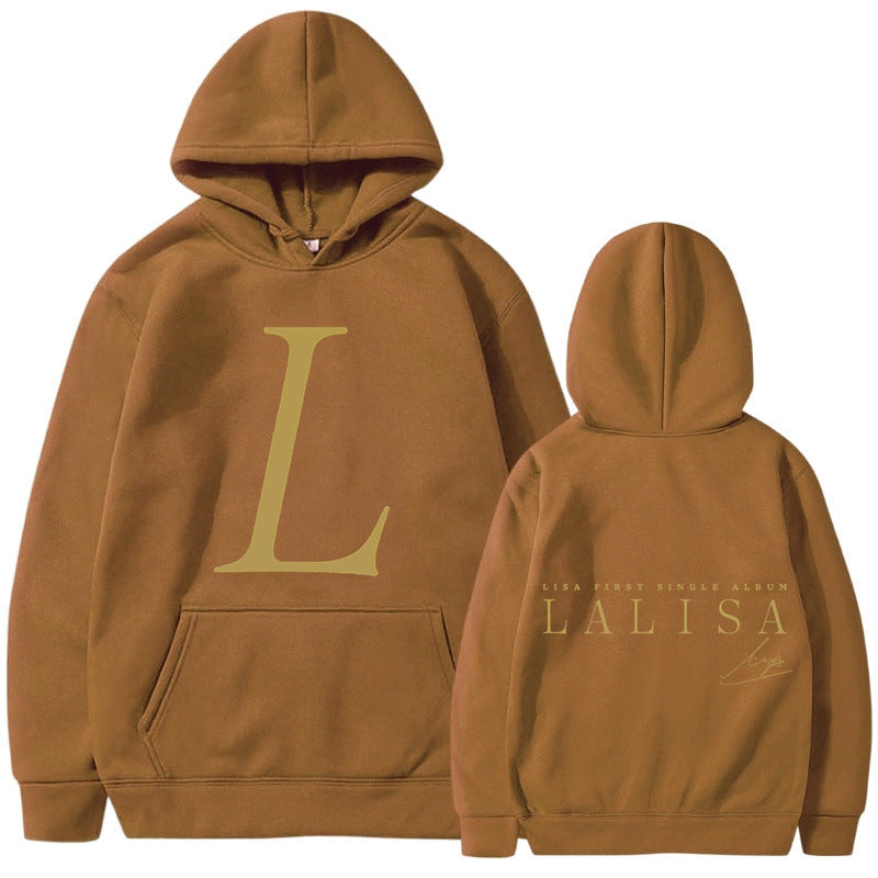 Kvinnors hoodie med stiliga initialtryck och generös känguruficka Mirla-Eva Jonsson