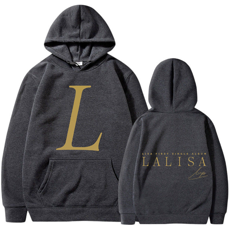 Kvinnors hoodie med stiliga initialtryck och generös känguruficka Mirla-Eva Jonsson