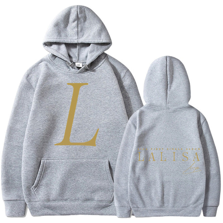 Kvinnors hoodie med stiliga initialtryck och generös känguruficka Mirla-Eva Jonsson