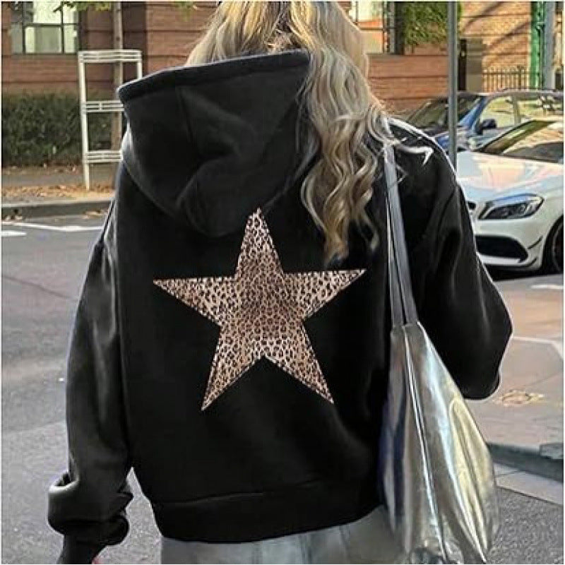 Kvinnors hoodie med stiligt leopardstjärn design och avslappnad passform Mirla-Eva Jonsson