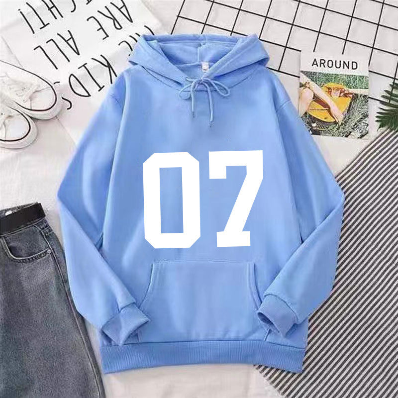 Kvinnors hoodie med stor text Mirla-Eva Jonsson