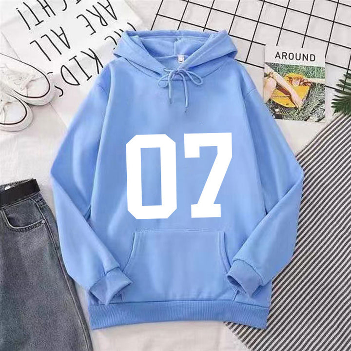 Kvinnors hoodie med stor text Mirla-Eva Jonsson