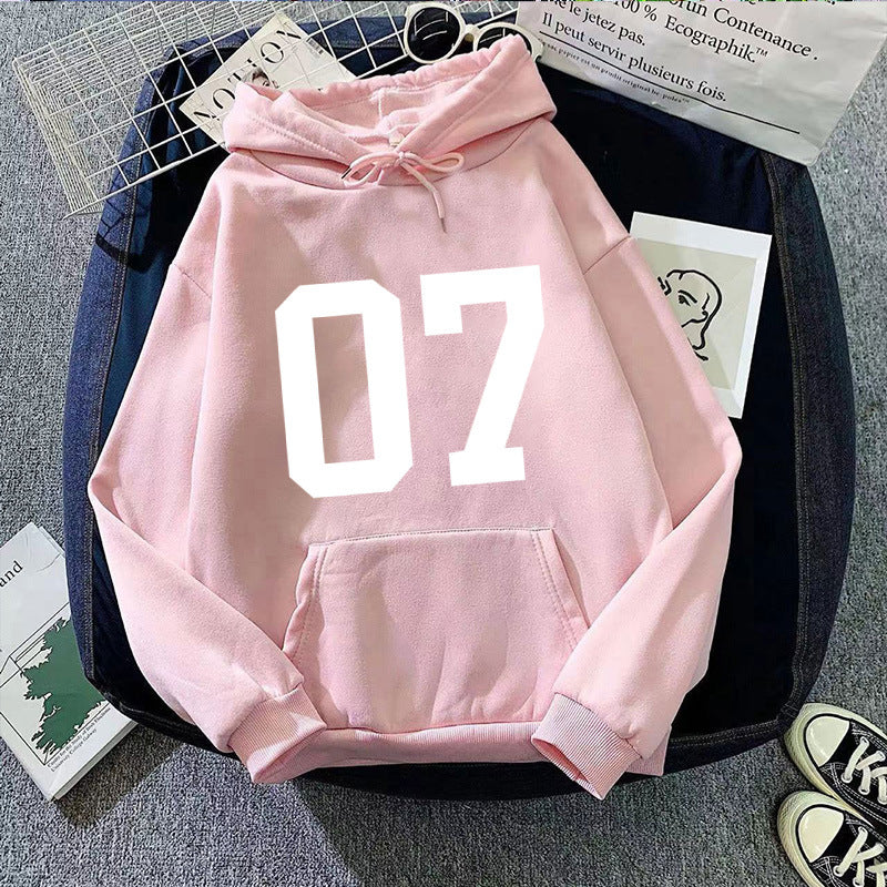 Kvinnors hoodie med stor text Mirla-Eva Jonsson