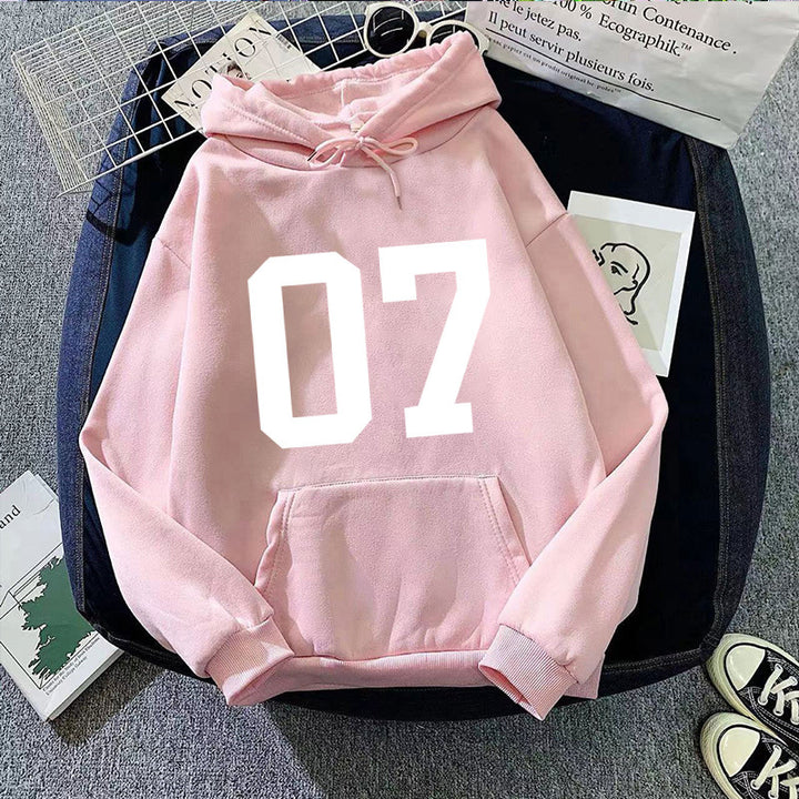 Kvinnors hoodie med stor text Mirla-Eva Jonsson