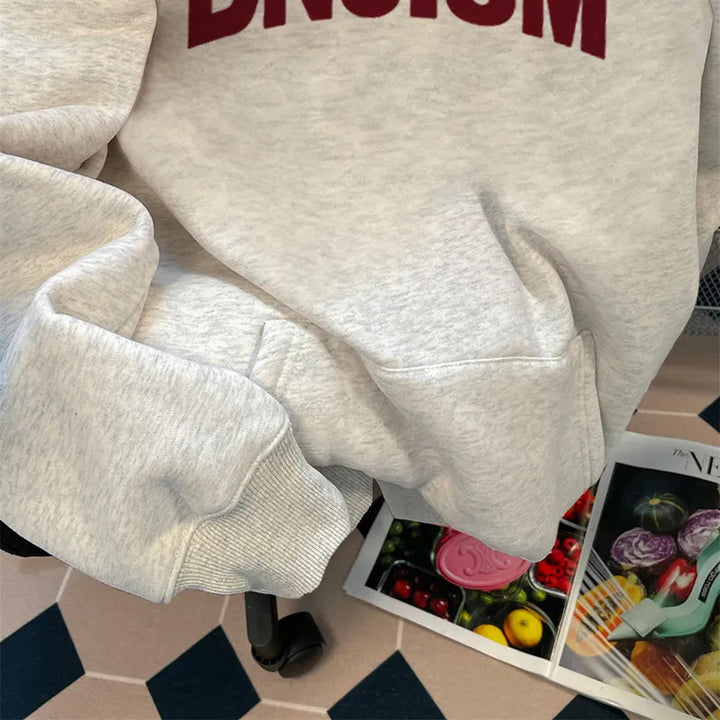 Kvinnors hoodie med stora bokstäver Mirla-Eva Jonsson