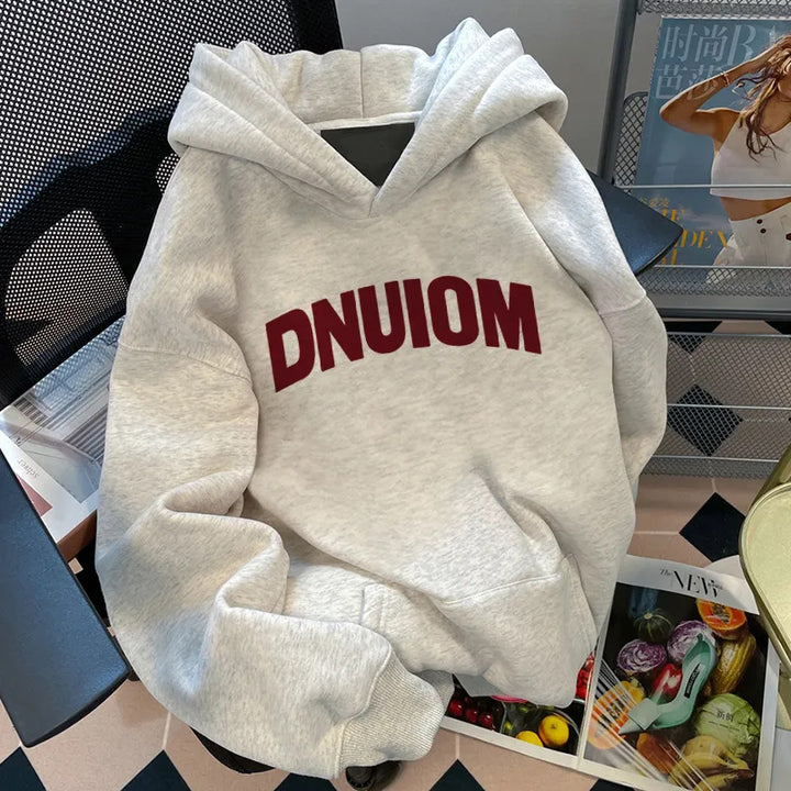 Kvinnors hoodie med stora bokstäver Mirla-Eva Jonsson