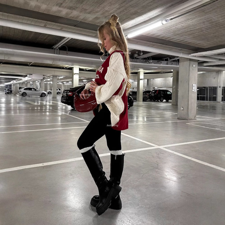 Kvinnors hoodie med texturerade ärmar och cool text Mirla-Eva Jonsson