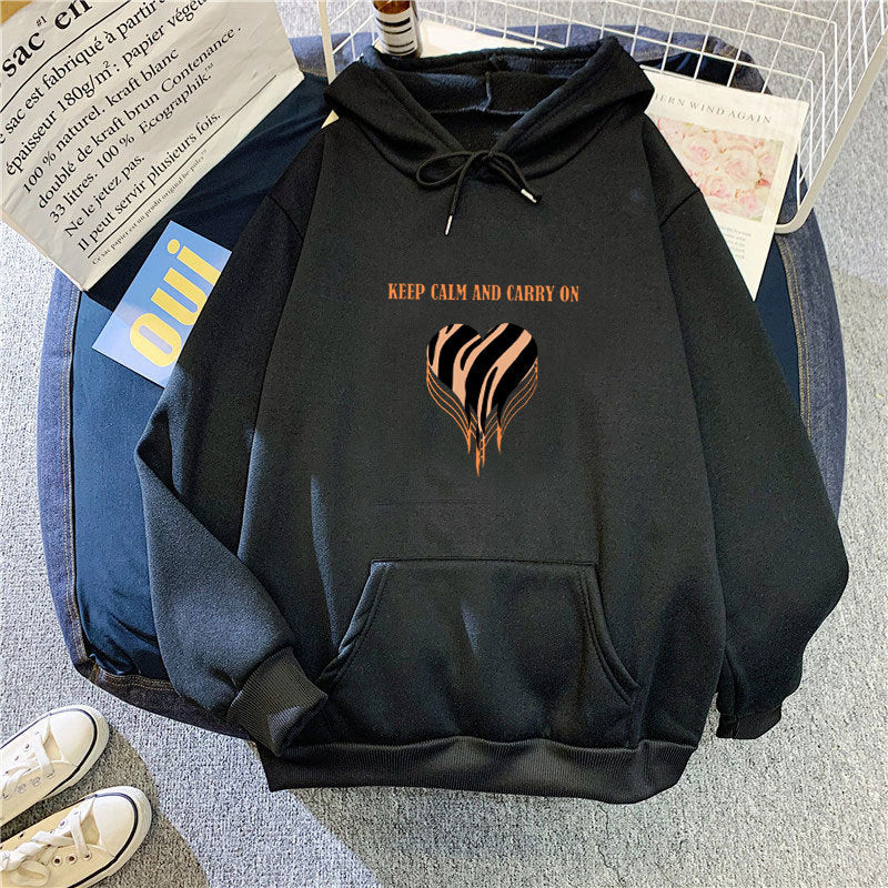 Kvinnors hoodie med trendig hjärtdesign och bekväm passform Mirla-Eva Jonsson