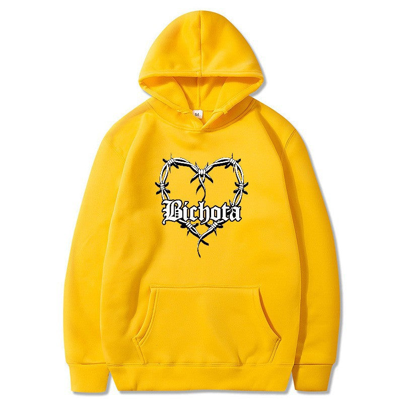 Kvinnors hoodie med unik hjärtformad design och broderad text Mirla-Eva Jonsson