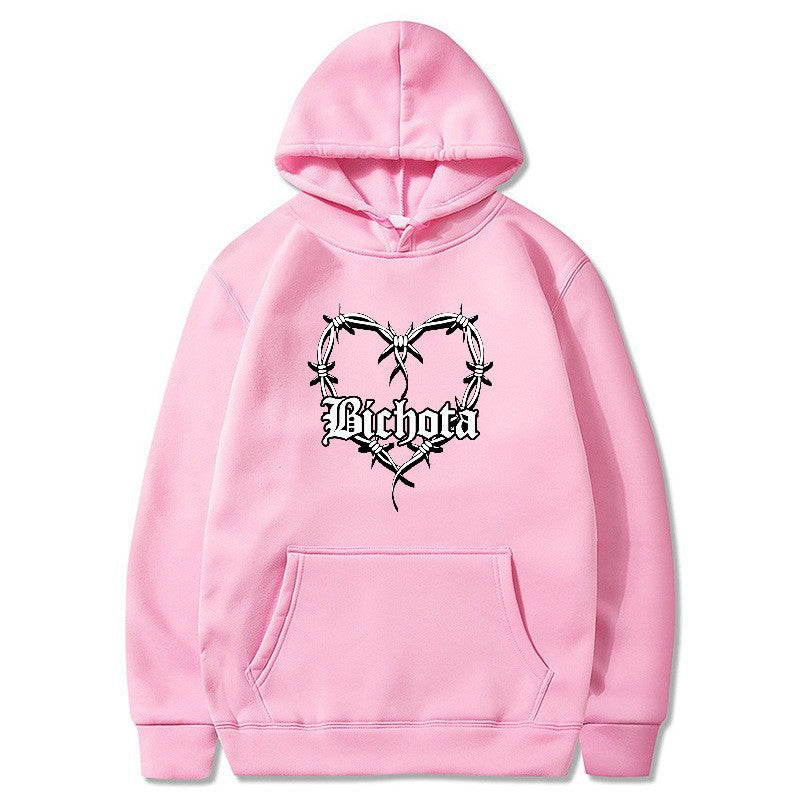 Kvinnors hoodie med unik hjärtformad design och broderad text Mirla-Eva Jonsson