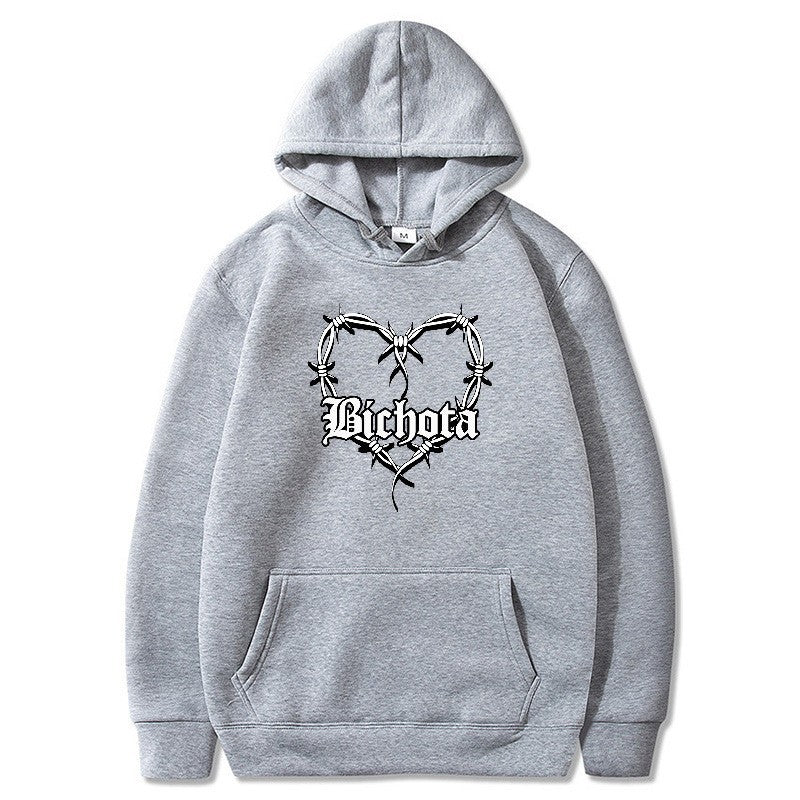 Kvinnors hoodie med unik hjärtformad design och broderad text Mirla-Eva Jonsson