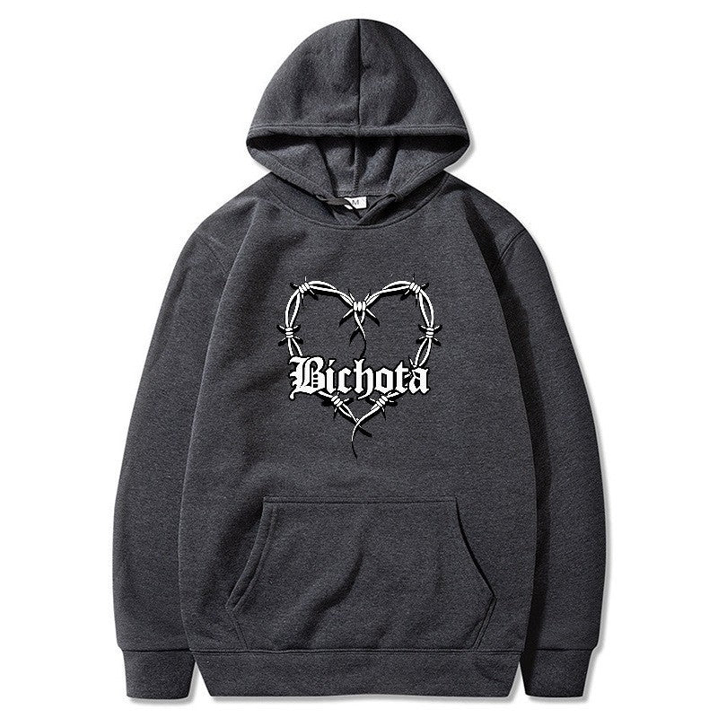 Kvinnors hoodie med unik hjärtformad design och broderad text Mirla-Eva Jonsson