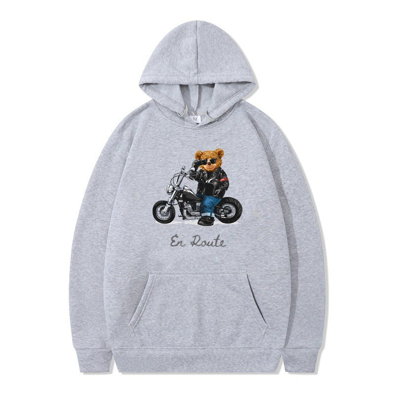 Kvinnors hoodie med unikt björndesign och avslappnad passform Mirla-Eva Jonsson