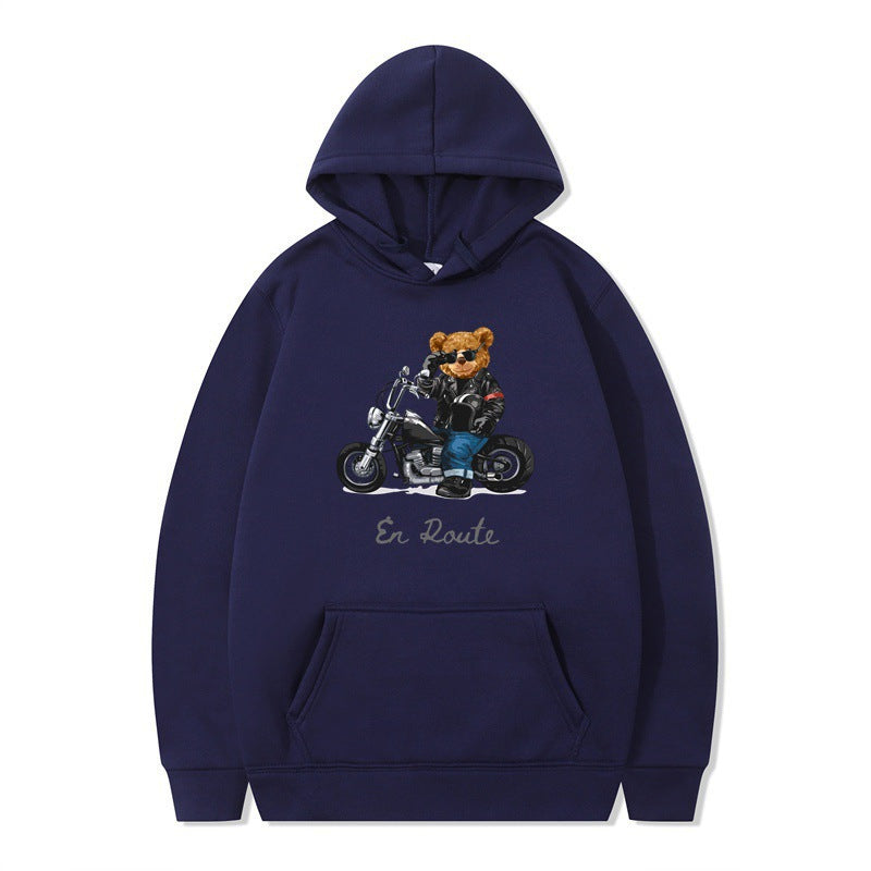 Kvinnors hoodie med unikt björndesign och avslappnad passform Mirla-Eva Jonsson
